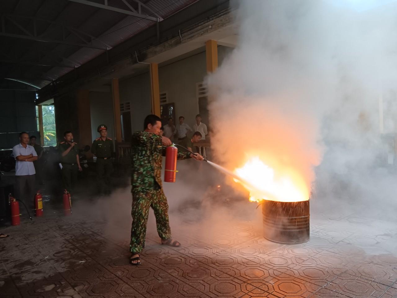 Công an xã Trung Hải tập huấn kỷ năng PCCC- Trao tặng bình chửa cháy cho người nghèo và phát động...